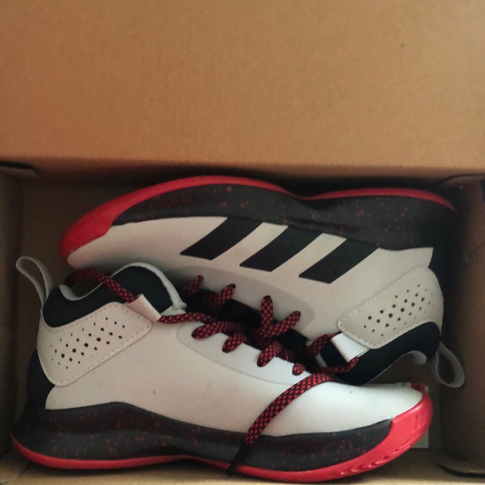 💙 NWT Adidas boys basketball shoes, size 1